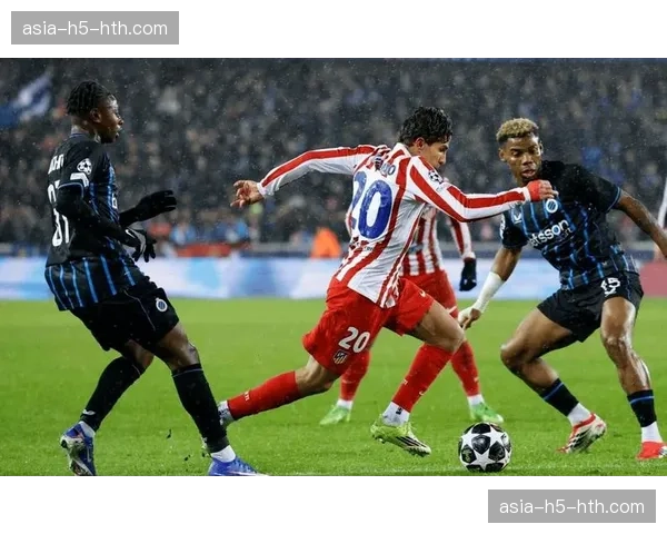 特写镜头：西蒙尼在格里兹曼错失单刀后的抱头与长时间沉默