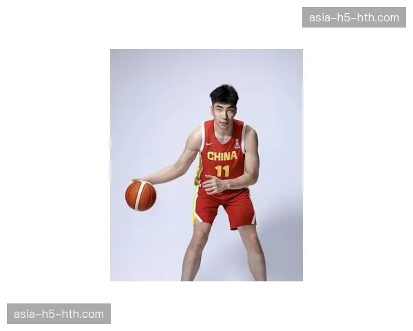 浙江队余嘉豪封盖后快攻暴扣,点燃主场气氛 浙江队余嘉豪封盖后快攻暴扣,点燃主场气氛